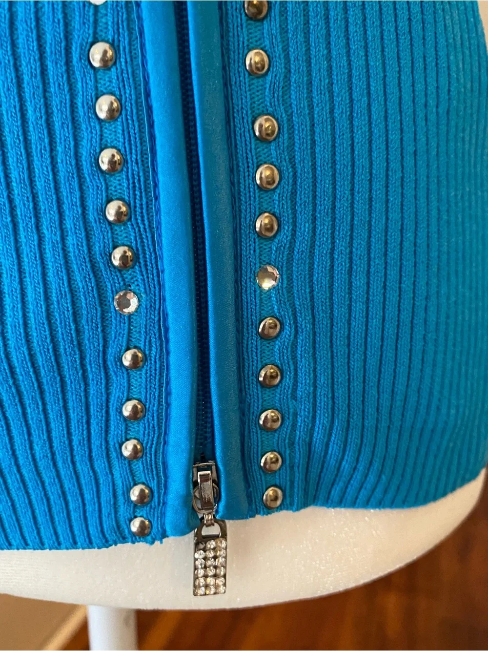VINTAGE CACHE Bright Blue Ribbed Off-Shoulder Top with Zip and Studs - Picture 4 of 15